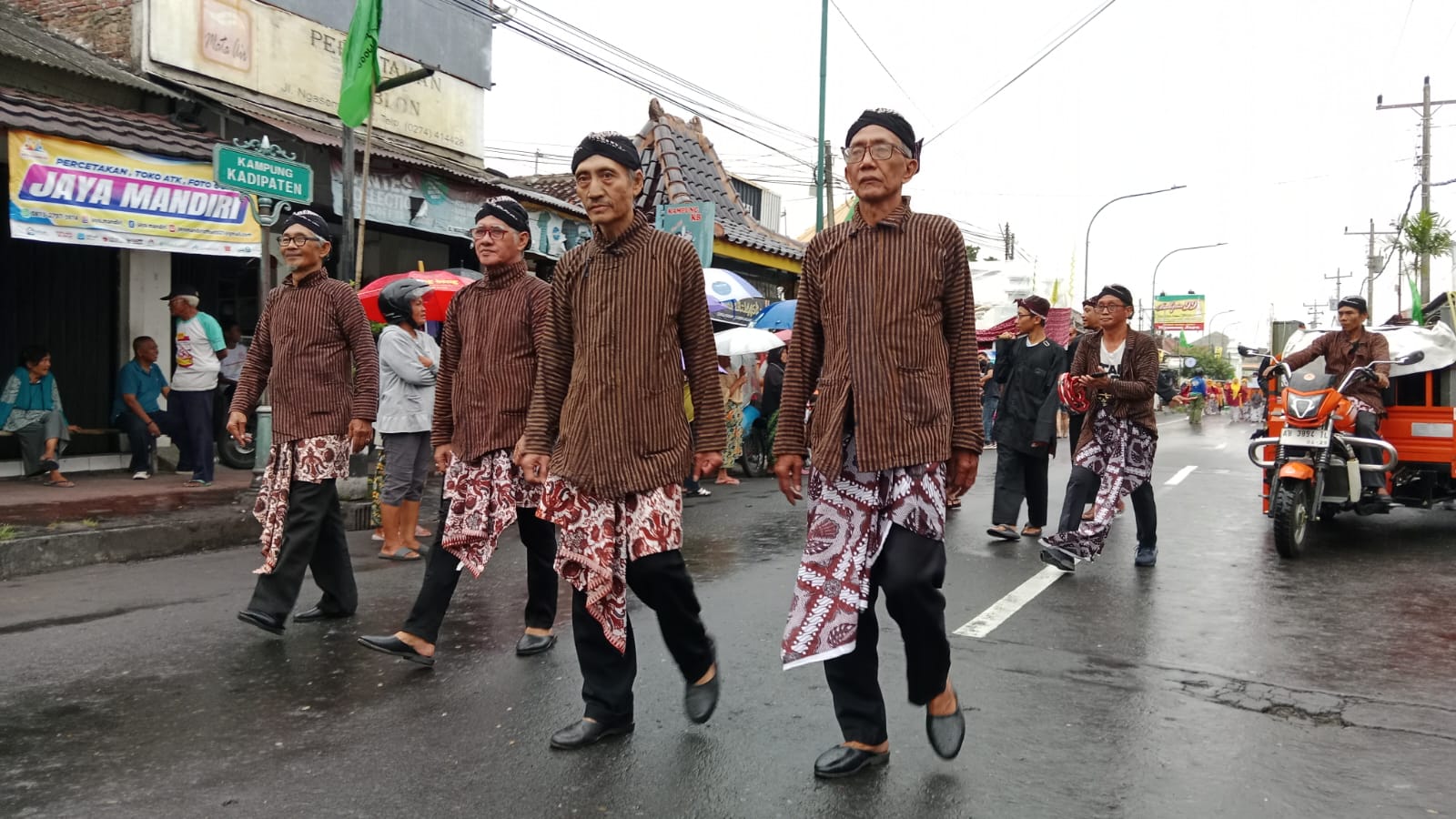 Kirab Pisungsung Ruwahan Kelurahan Kadipaten